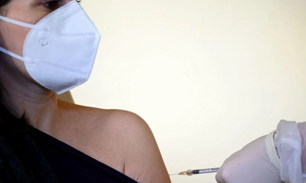 Ιταλία: Έκαναν τέσσερις δόσεις εμβολίου της Pfizer σε 23χρονη